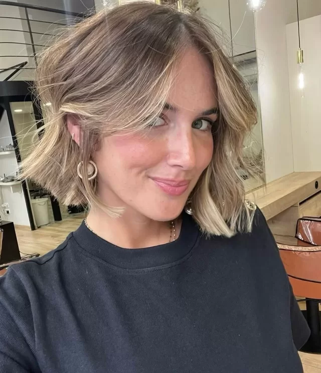 Blonder Long Bob mit Seitenscheitel und weichen Wellen